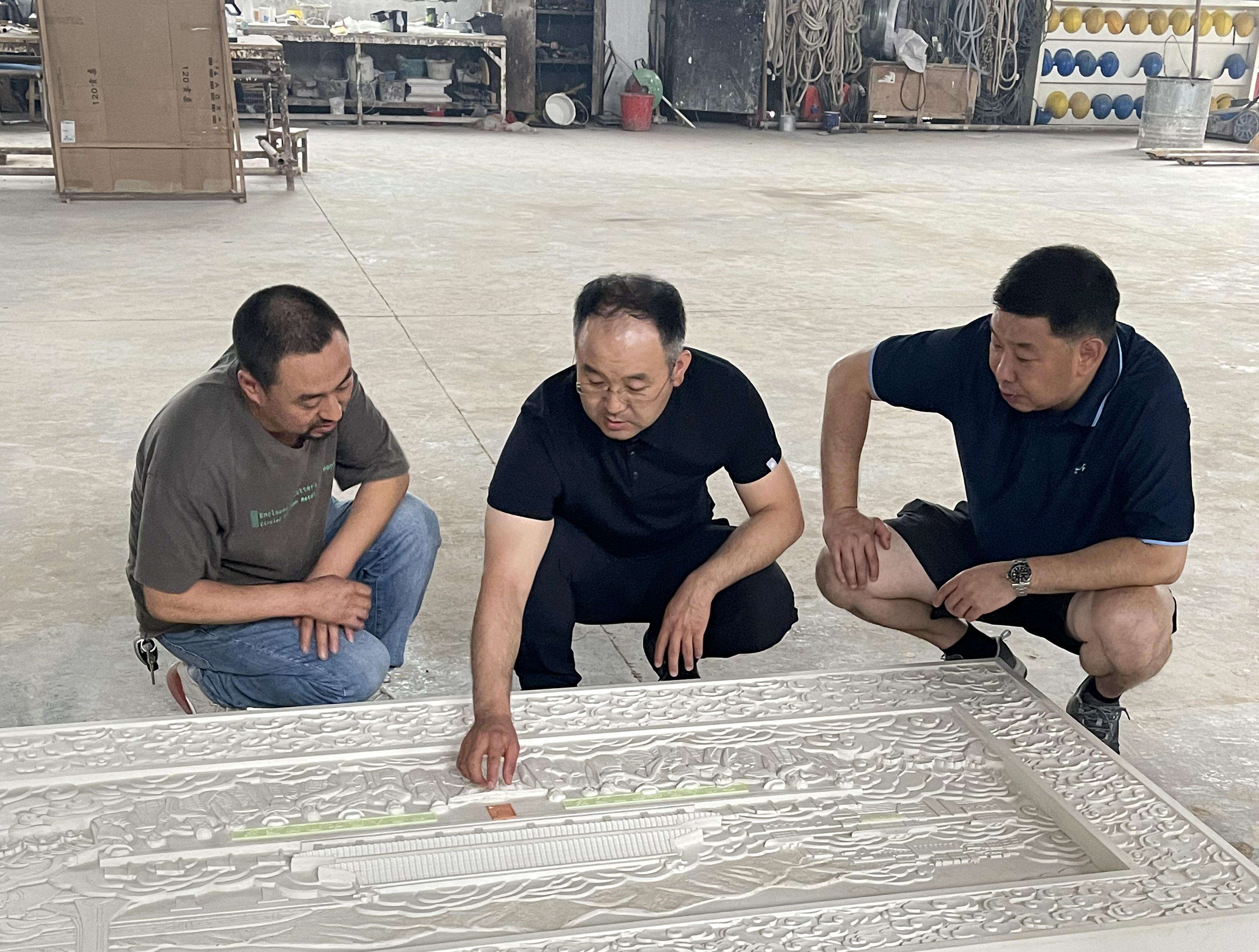 12:20210825-西藏和平解放70周年中央代表团赠礼相关设计-孙建华-王晓昕副教授赴南京晨光艺术工程有限公司与孙建华、张雷讨论贺匾制作方案.jpg